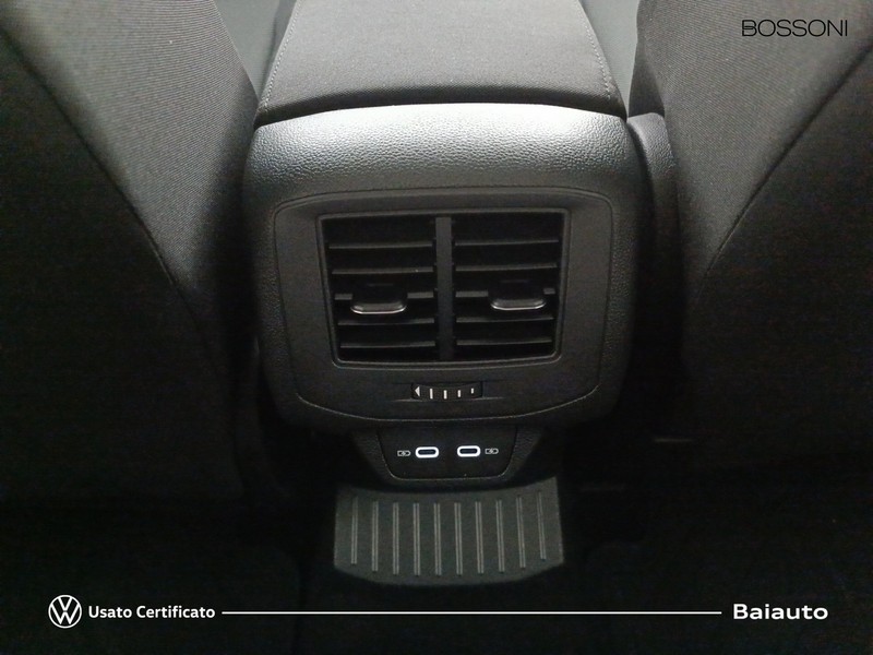 13 - Volkswagen T-Roc 2.0 tdi scr 115cv life