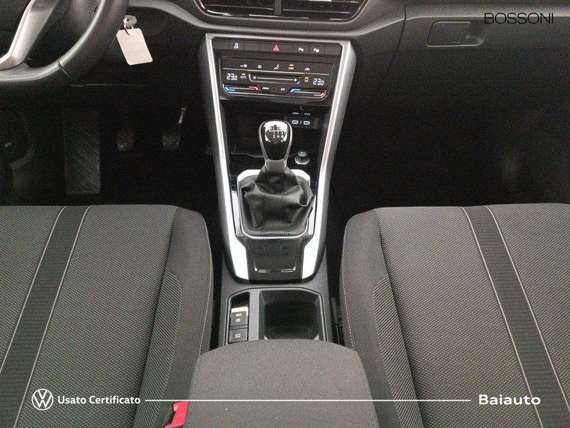 13 - Volkswagen T-Roc 1.0 tsi 110cv life