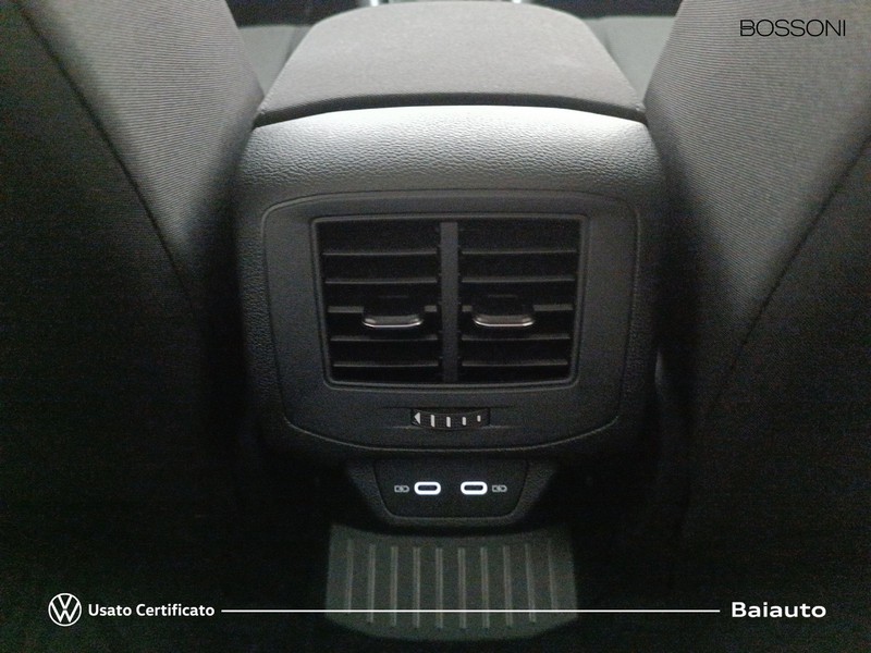13 - Volkswagen T-Roc 1.5 tsi act edition plus dsg