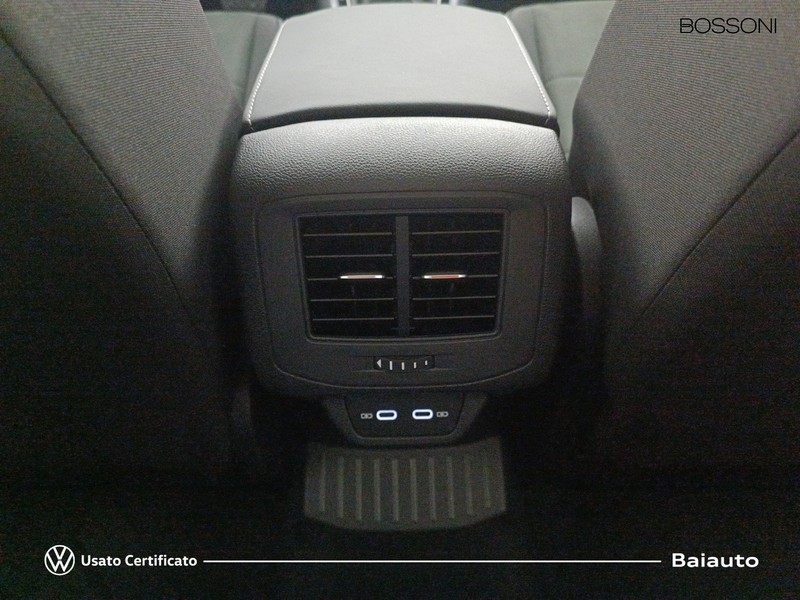 13 - Volkswagen T-Roc 1.5 tsi act style dsg