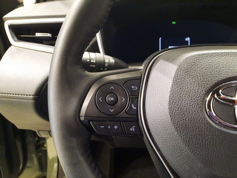 19 - Toyota Corolla Cross 1.8 hybrid 200 premium awd-i e-cvt