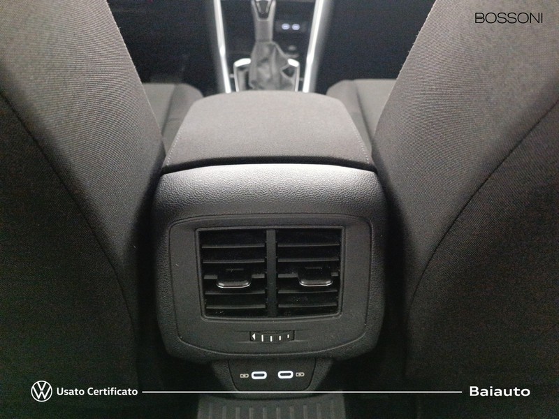 13 - Volkswagen T-Roc 2.0 tdi scr 150cv life dsg