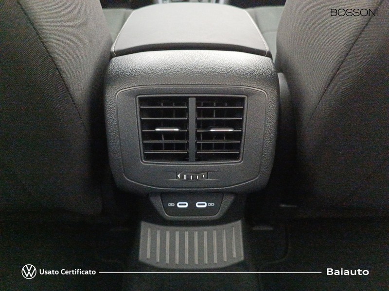 13 - Volkswagen T-Roc 1.5 tsi act style dsg