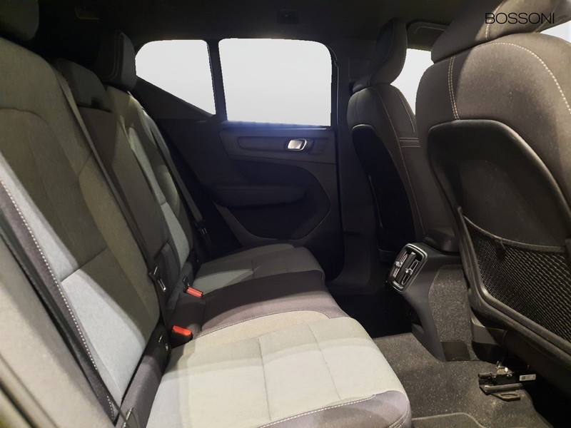 7 - Volvo XC40 2.0 b3 plus bright automatico