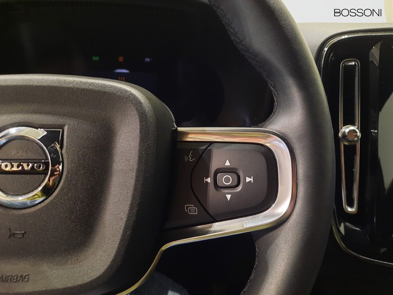 19 - Volvo XC40 2.0 b3 plus bright automatico