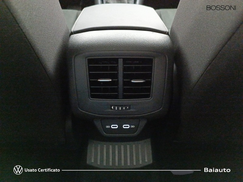 13 - Volkswagen T-Roc 1.5 tsi act style dsg