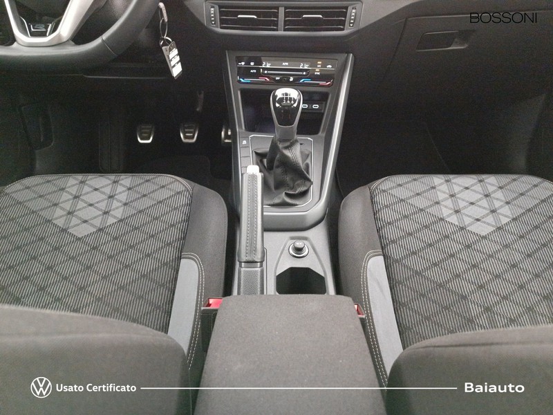 13 - Volkswagen Taigo 1.0 tsi 110cv r-line