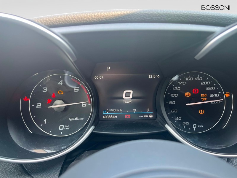 13 - Alfa Romeo Giulia 2.2 turbo 160cv sprint at8