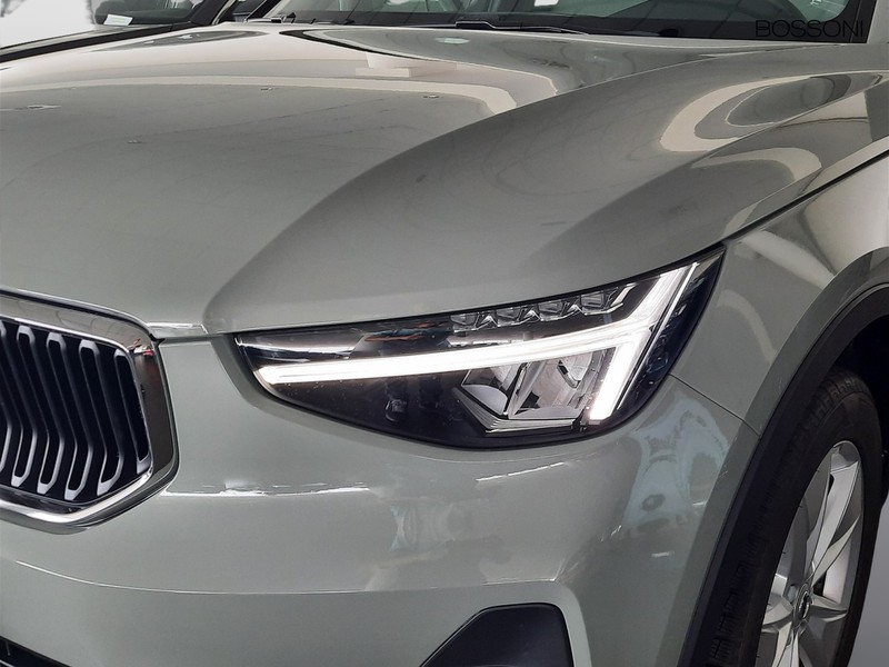 25 - Volvo XC40 2.0 b3 core automatico