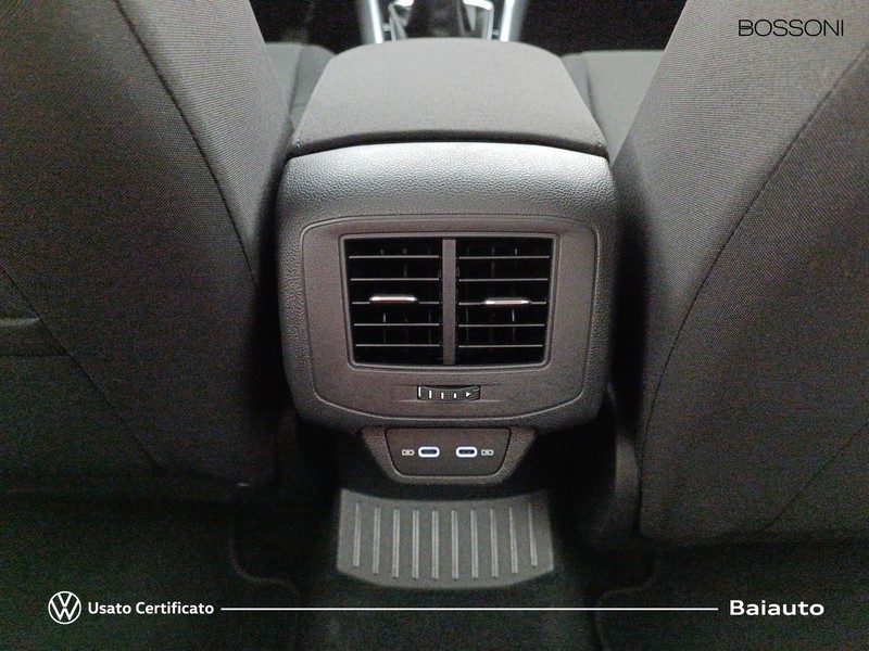 13 - Volkswagen T-Roc 1.0 tsi 110cv life