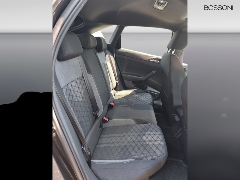 13 - Volkswagen Taigo 1.0 tsi 115cv r-line plus dsg