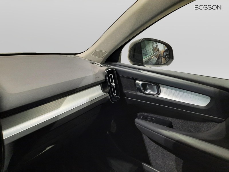 25 - Volvo XC40 2.0 b4 momentum pro awd automatico 7m
