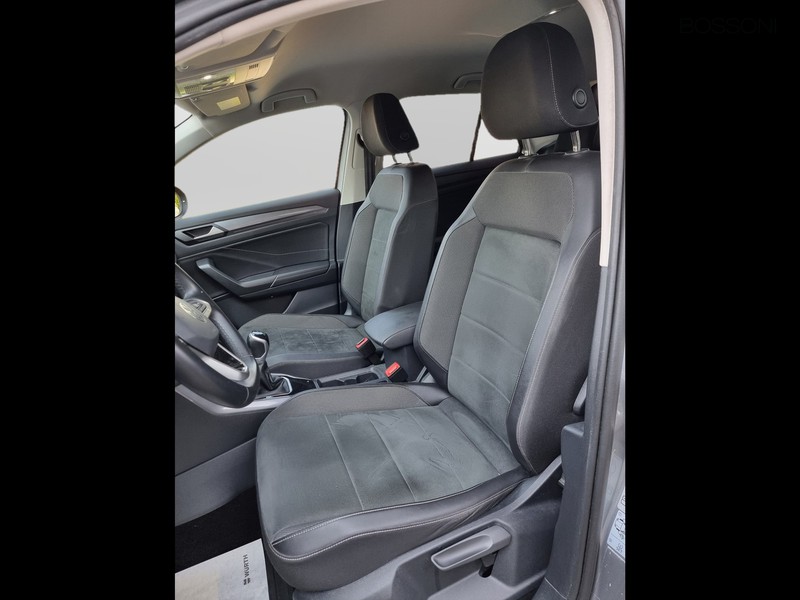 7 - Volkswagen T-Roc 1.0 tsi 110cv style