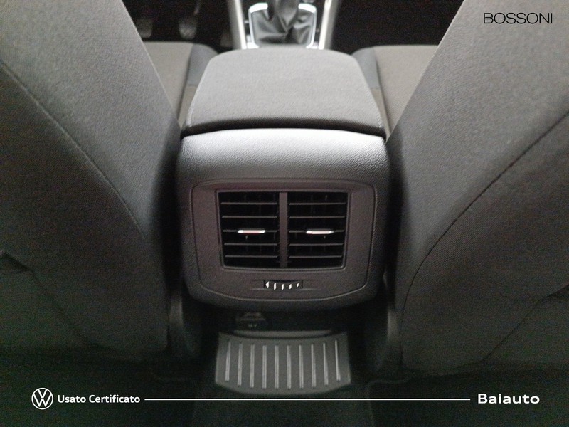 13 - Volkswagen T-Roc 1.0 tsi 115cv style