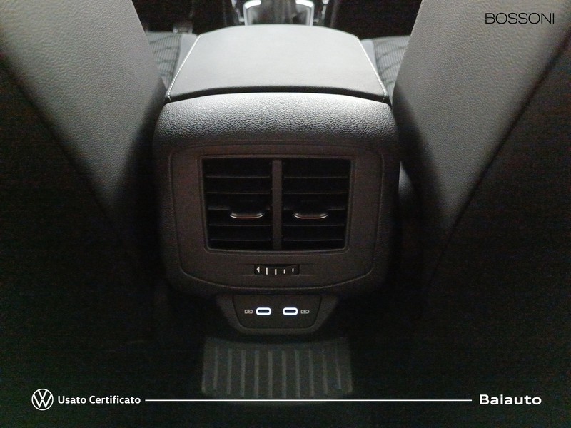 13 - Volkswagen T-Roc 1.0 tsi 110cv r line