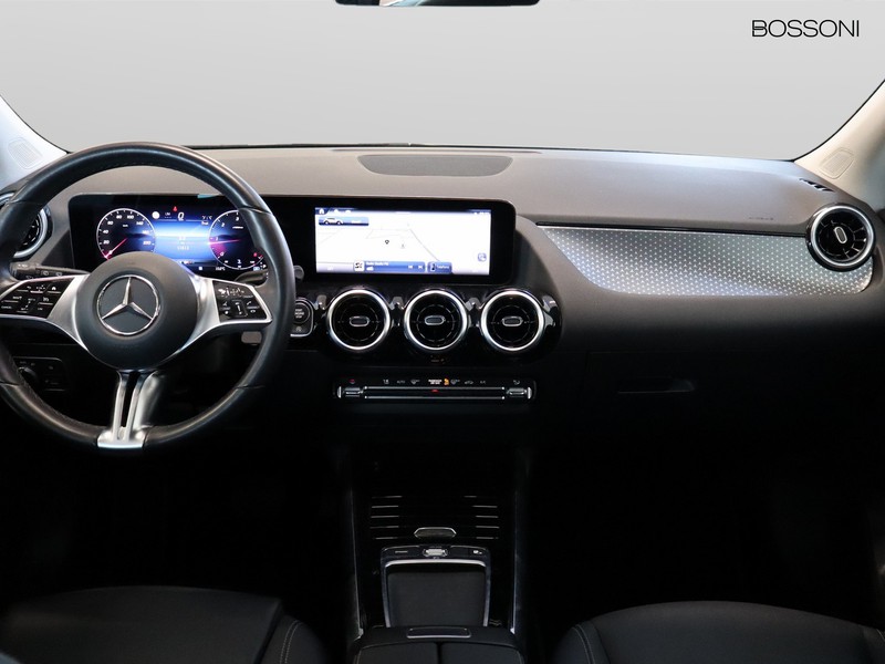 13 - Mercedes GLA 180 d progressive advanced 8g-dct
