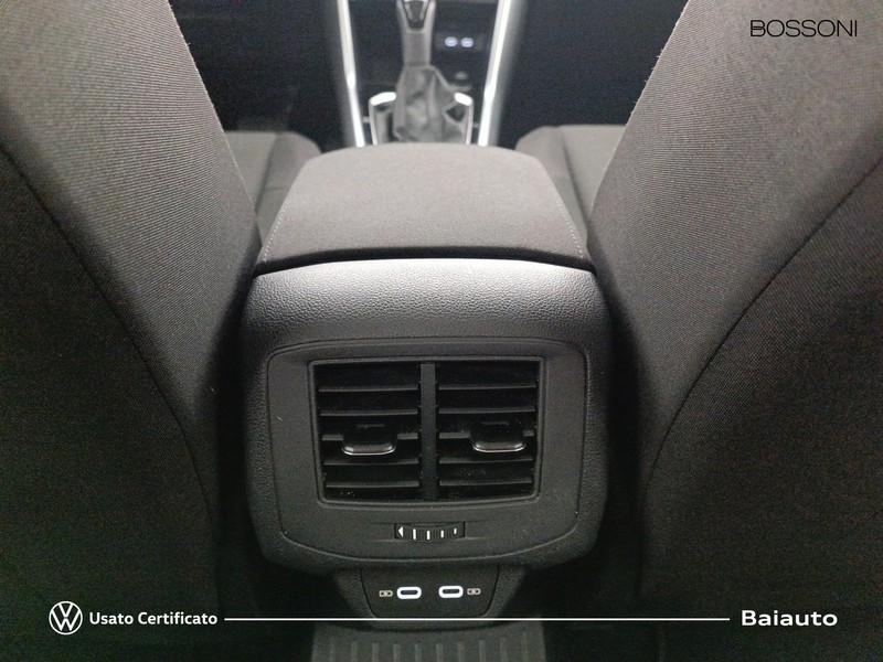13 - Volkswagen T-Roc 2.0 tdi scr 150cv life dsg