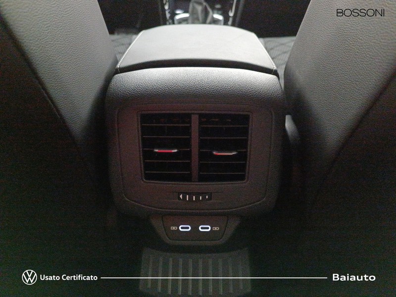 13 - Volkswagen T-Roc 1.5 tsi act r line dsg