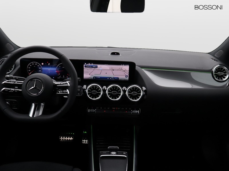 13 - Mercedes GLA 200 d amg line extra 8g-dct