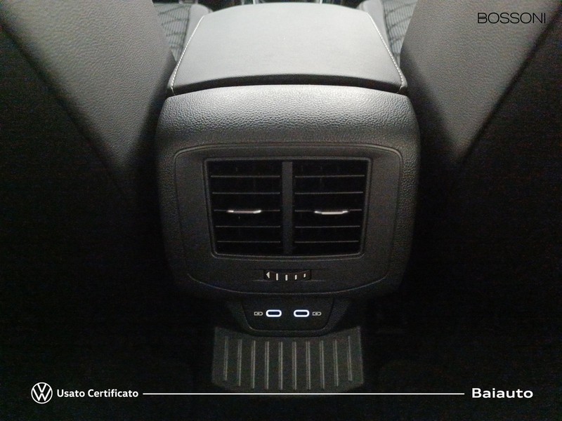 13 - Volkswagen T-Roc 1.0 tsi 110cv r line