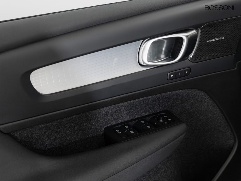 13 - Volvo XC40 1.5 t4 recharge plug-in-hybrid plus dark automatico