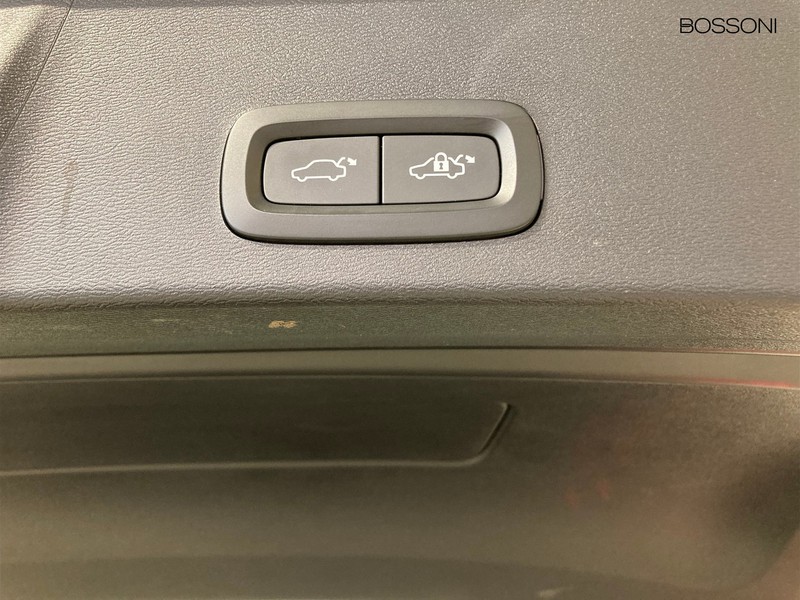 25 - Volvo XC40 1.5 t5 recharge plug-in-hybrid plus dark automatico