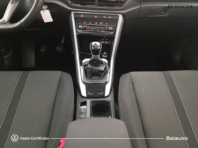 13 - Volkswagen T-Roc 1.0 tsi 110cv life