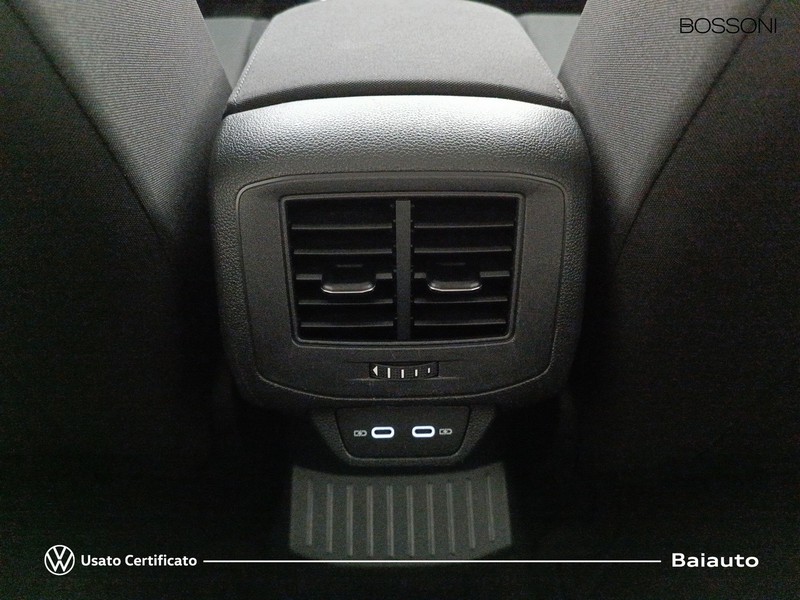 13 - Volkswagen T-Roc 1.5 tsi act sport dsg