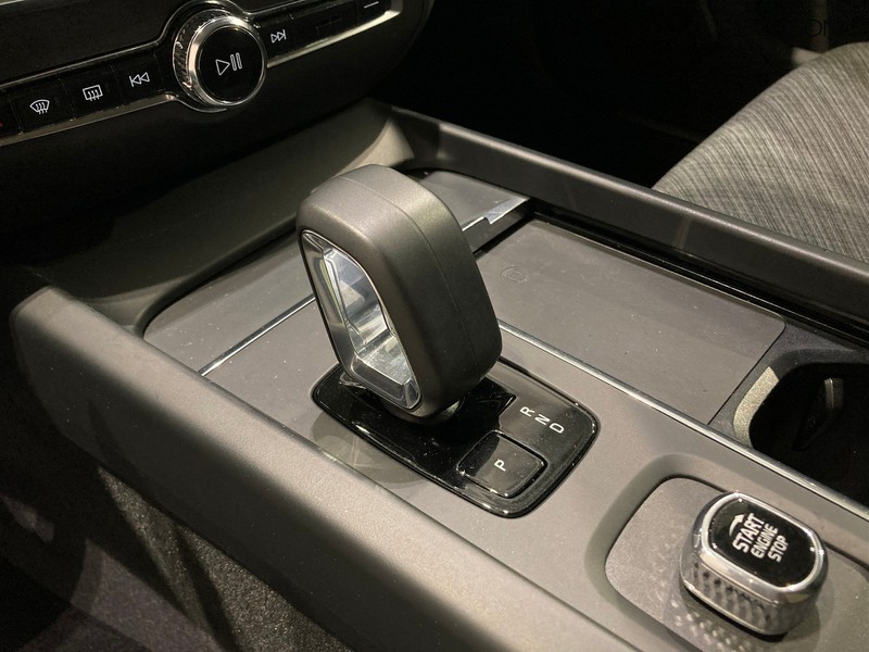 19 - Volvo V60 2.0 b4 essential automatico