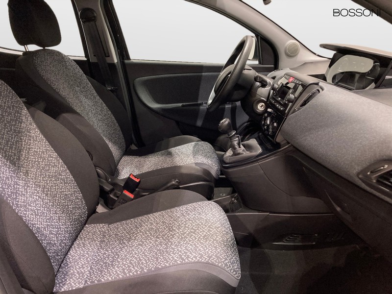 7 - Lancia Ypsilon 1.0 firefly hybrid 70cv silver s&s 5p.ti