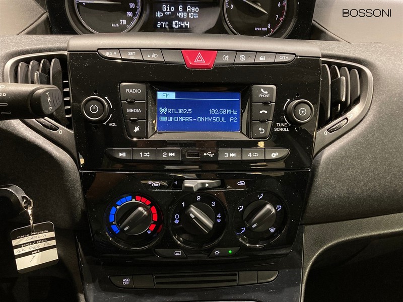 13 - Lancia Ypsilon 1.0 firefly hybrid 70cv silver s&s 5p.ti
