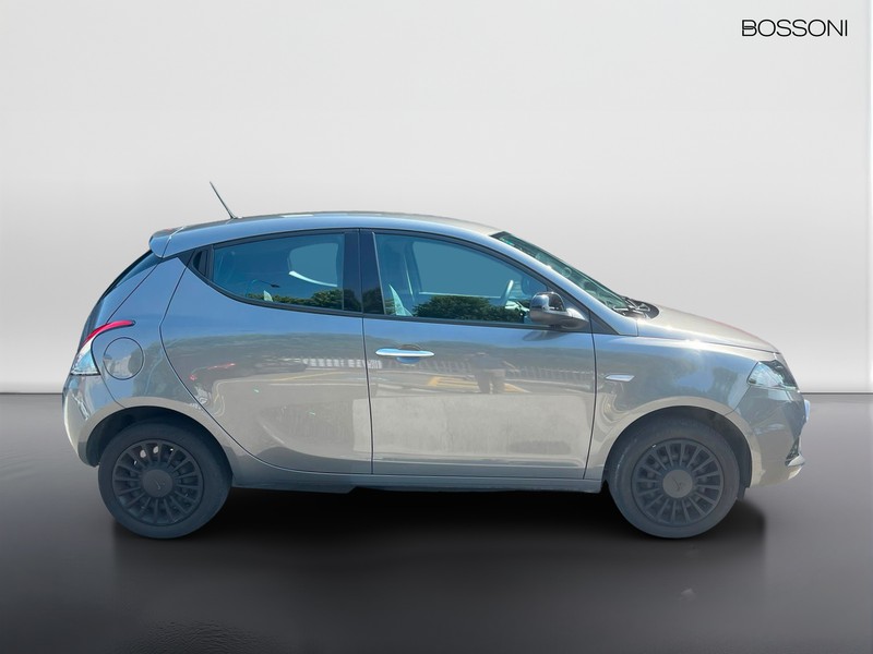 13 - Lancia Ypsilon 1.0 firefly hybrid 70cv silver s&s