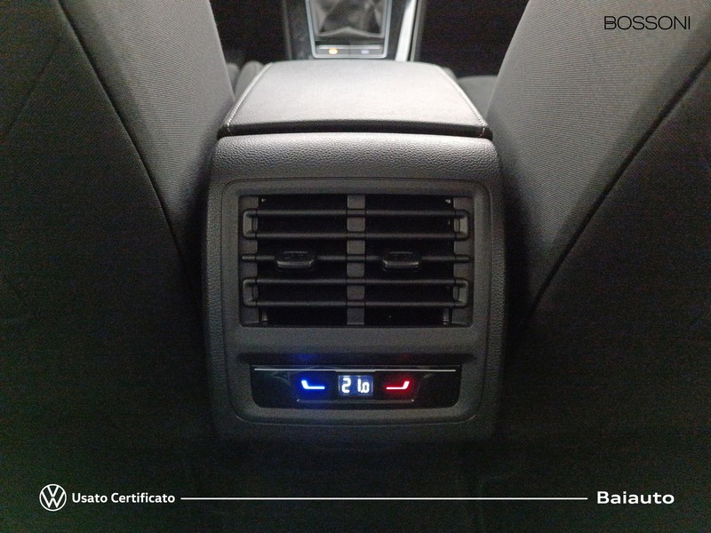 13 - Volkswagen Golf 2.0 tdi scr 115cv style