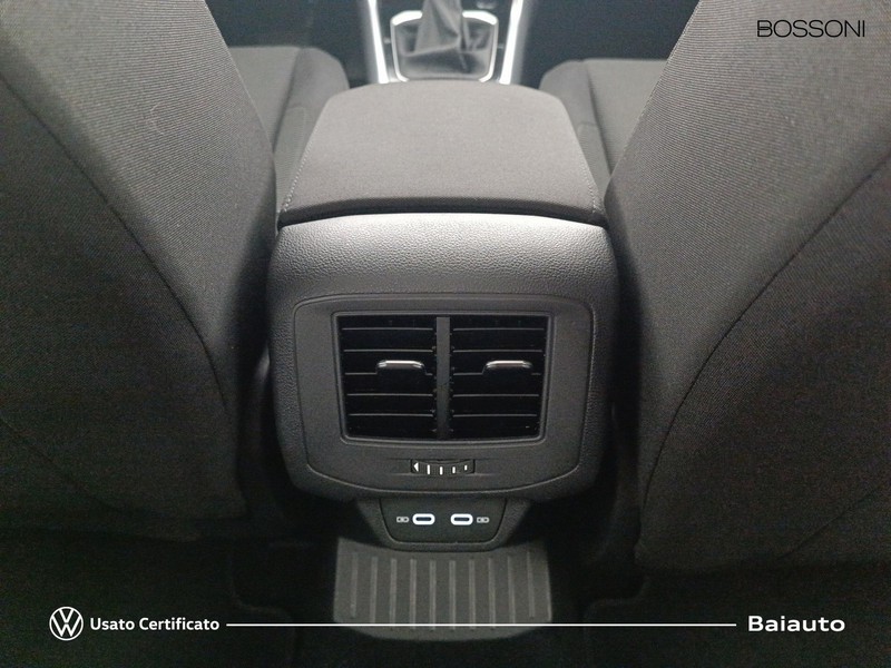 13 - Volkswagen T-Roc 2.0 tdi scr 150cv life dsg