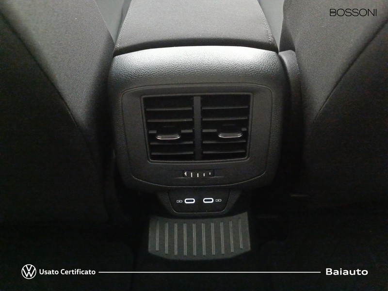 13 - Volkswagen T-Roc 2.0 tdi scr 115cv life
