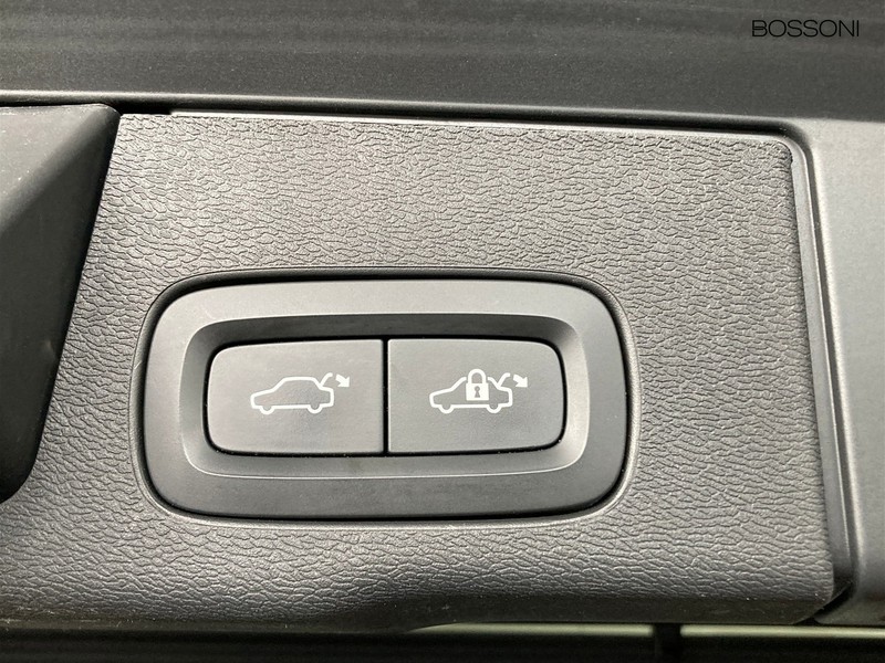 25 - Volvo XC60 2.0 b4 plus dark awd automatico