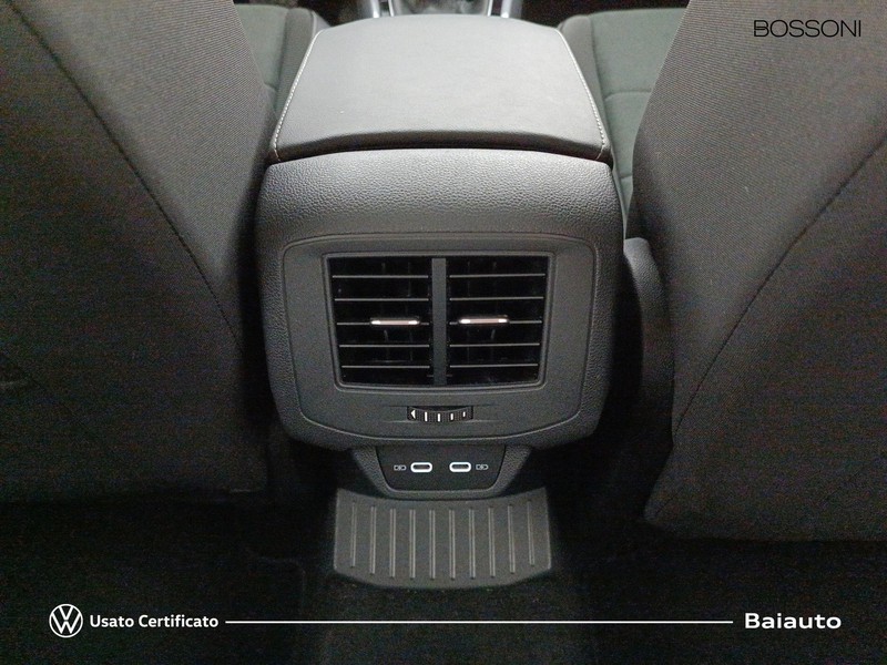 13 - Volkswagen T-Roc 1.5 tsi act style dsg