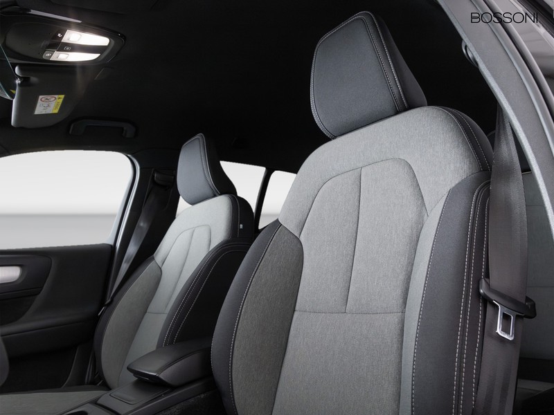 7 - Volvo XC40 2.0 b3 plus bright automatico