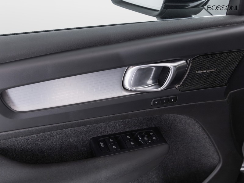 13 - Volvo XC40 2.0 b3 plus bright automatico