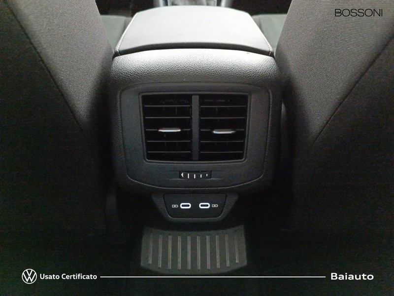 13 - Volkswagen T-Roc 1.5 tsi act style dsg
