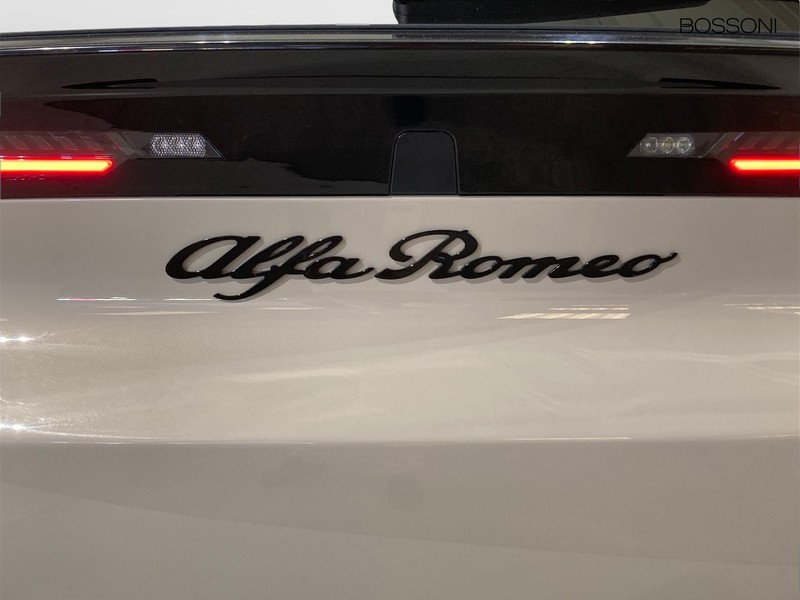 19 - Alfa Romeo Junior 1.2 hybrid 145cv ibrida edct6
