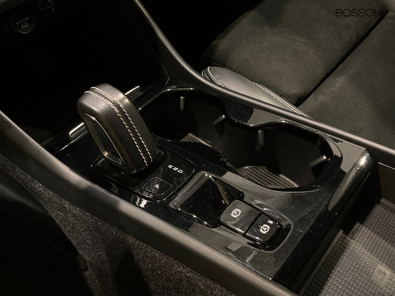19 - Volvo XC40 1.5 t5 recharge plug-in-hybrid r-design geartronic my21