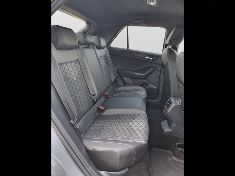 13 - Volkswagen T-Roc 1.0 tsi 110cv r line