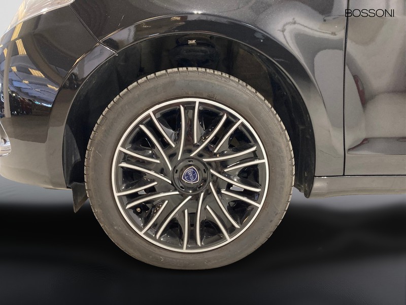 13 - Lancia Ypsilon 1.0 firefly hybrid 70cv silver s&s