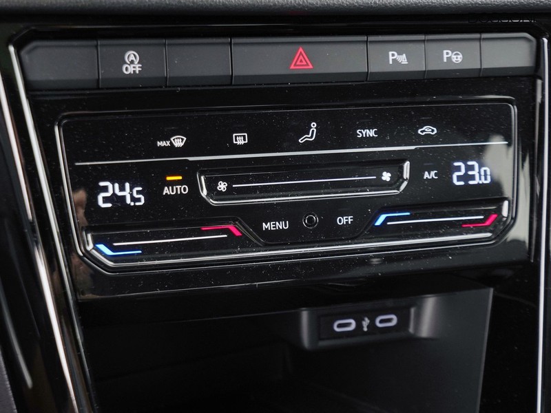 25 - Volkswagen T-Roc 1.5 tsi act r line dsg