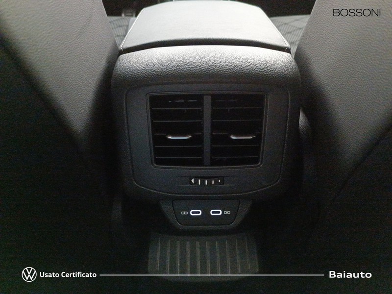 13 - Volkswagen T-Roc 2.0 tdi scr 115cv r line