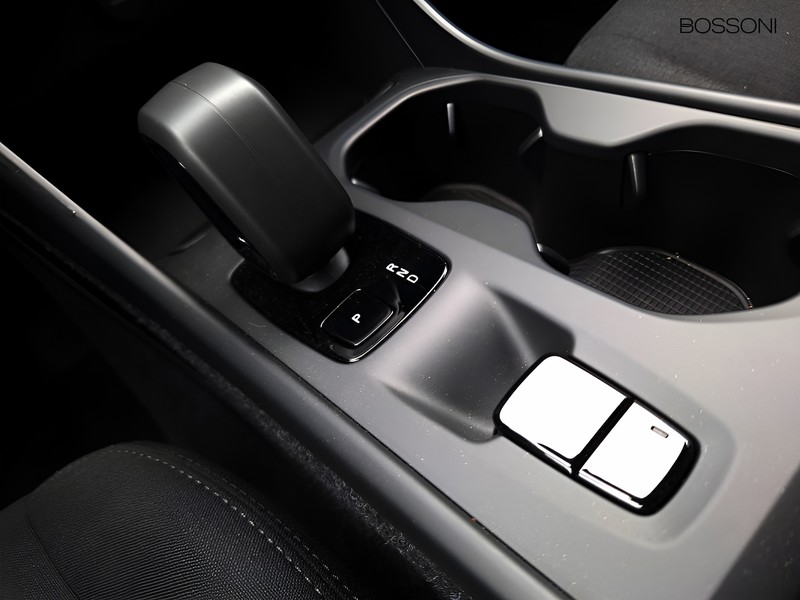 19 - Volvo XC40 2.0 b3 essential automatico