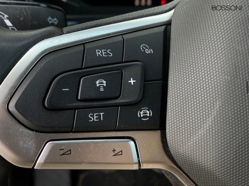 13 - Volkswagen T-Roc 1.0 tsi 110cv style