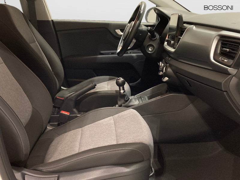 7 - Kia Stonic 1.2 dpi 84cv urban techno&design pack 2wd