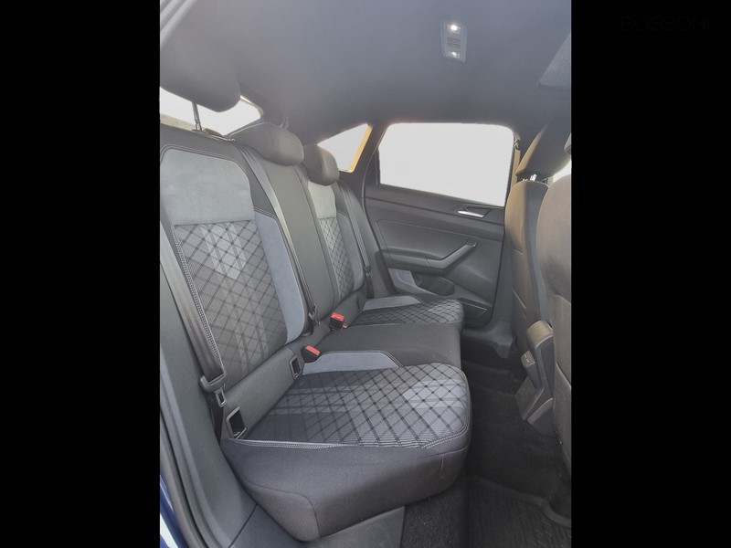 13 - Volkswagen Taigo 1.0 tsi 110cv r-line
